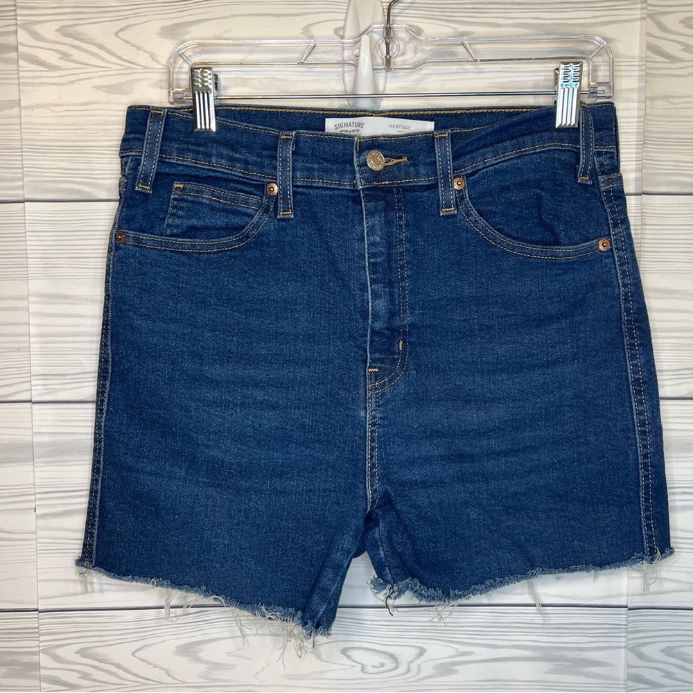 Size 10 W30 signature Levi Strauss Jean shorts